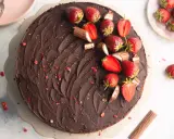 Schokoladige Yogurette Torte mit frischen Erdbeeren und Schokoriegel-Stücken verziert. Ein Traum für jeden Kuchenliebhaber!
