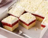 Schneeweiße Sahne und rote Fruchtschicht auf hellem Boden – dieser Frau Holle Kuchen sieht aus wie frisch aus dem Märchen!