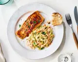 Glasierter Lachs mit Coleslaw und geröstetem Brot – eine köstliche Idee für Ihre nächsten Grill Rezepte.