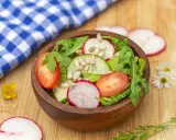 Frischer Salat mit Radieschen, Tomaten und Gurken, perfekt für leichte Radieschen Rezepte. Sonnenblumenkerne für den Crunch.