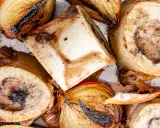Gegrillte Rinderknochen mit karamellisierten Zwiebeln, bereit zum Rindfleisch kochen.