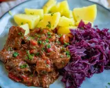 Herzhaftes Gulasch mit Kartoffeln und Rotkohl, inspiriert von Gulaschkanone Rezepten.