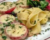 Schweinemedaillons mit Tomaten und Käse überbacken, dazu breite Bandnudeln und ein kleiner Salat. Perfekt für schnelle schweine minutensteaks im backofen.