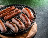 Saftige Bratwürste brutzeln auf einem Grill. Perfekt für leckere Bratwurst Rezepte, die jeden Gaumen erfreuen.