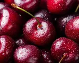 Saftige Kirschen mit Wassertropfen. Sie sind süß und haben kirschen viel zucker.