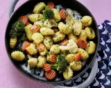 Gnocchi mit Brokkoli, Karotten und Blumenkohl in cremiger Sauce, ein einfaches Gericht, das zu den besten Gnocchi Rezepten zählt.