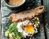 Herzhaftes Avocado-Toast mit pochiertem Ei und Kresse. Ein warmes Frühstück, das Lust auf mehr macht.