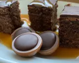 Schokoladenkuchen-Stücke mit Karamellsauce und Toffifee-Pralinen.