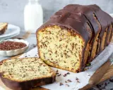 Schokoladenkuchen mit Streuseln, ein Klassiker unter den beliebte Kuchen Rezepten, serviert mit Milch.