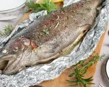 Saftige Lachsforelle im Backofen, mit Kräutern und Gewürzen verfeinert, bereit zum Servieren.