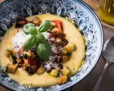 Cremige Polenta mit gebratenem Gemüse, Parmesan und Basilikum. So ist Polenta genau richtig: ein herzhaftes Gericht, das wärmt.