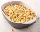Ein Auflauf mit einer knusprigen Kruste, zubereitet als crumble ohne Butter.