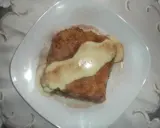 Armer Ritter, reich garniert mit Zimt und Vanillesauce. Ein Festmahl, das den Unterschied zwischen arm und reich auf dem Teller zeigt.