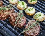 Saftige Rinderfilets und gefüllte Champignons auf dem Grill – so lecker kann man grillen!