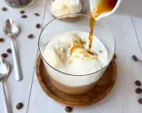 Ein heißer Espresso fließt über cremiges Vanilleeis. Ein perfekter Affogato Cafe, bereit zum Genießen.