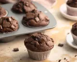 Saftige Muffins mit Schokotropfen, frisch aus der Form. Ein Genuss für jeden Schokoladenliebhaber.