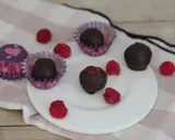 Schoko energy balls mit Himbeeren und Herz-förmigen Pralinenförmchen.