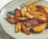 Goldbraune, knusprige Ofenkartoffeln auf einem Teller, bereit zum Genießen. Ein einfaches, leckeres Ofenkartoffeln Rezept.