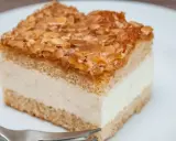 Ein Stück Kuchen mit cremiger Füllung und karamellisierten Mandeln. Der Kuchen wird zu dunkel, aber die Mandeln sind perfekt gebräunt.
