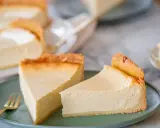 Zwei cremige Käsekuchenstücke auf einem grünen Teller, bereit zum Genießen. Perfekt für Ihre nächsten Kuchen Rezepte.