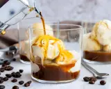 Heißer Kaffee fließt in ein Glas mit cremigem Vanilleeis. Ein köstlicher Affogato, perfekt für eine süße Erfrischung.