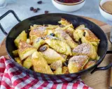 Kaiserschmarrn, fluffig und goldbraun, mit Rosinen und Puderzucker bestreut, zubereitet im Thermomix.