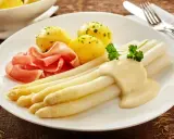 Spargel mit Sauce Hollandaise, kleinen Kartoffeln und Schinken. Eine Portion, die zeigt, wieviel Fisch pro Person auf den Teller passt, wenn man ihn durch Spargel ersetzt.