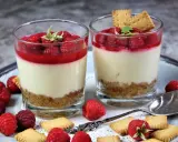 Zwei leckere Desserts im Glas mit Himbeeren und Keksen, ein Genuss für Augen und Gaumen.
