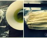 Frischer weißer Spargel im Bratschlauch, bereit für die Zubereitung.
