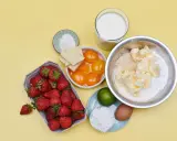 Zutaten für eine Erdbeerspiegel Torte: Erdbeeren, Eigelb, weiße Schokolade, Butter, Mehl, Zucker, Milch, Ei, Limette und Backpulver.
