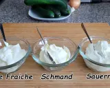Drei Schüsseln mit cremigem Frischkäse: Crème Fraîche, Schmand und Sauerrahm. Perfekt für deutsche Rezepte.
