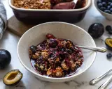 Ein köstlicher Zwetschgen Crumble, der gesund und fruchtig ist. Mit Haferflocken und Mandeln für den perfekten Crunch.