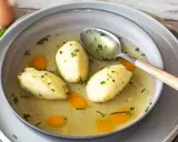 Schon die Vorstellung, dass Grießnockerl nicht weich werden, ist ein Graus! Hier schwimmen sie perfekt in klarer Brühe mit Karotten und Schnittlauch.