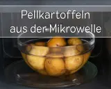 Pellkartoffeln in einer Glasschüssel in der Mikrowelle, bereit für eine schnelle Zubereitung.