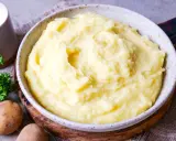 Cremiger Kartoffelbrei, perfekt für jedes Kartoffelbrei Rezept. Mit frischer Petersilie und Milch daneben.
