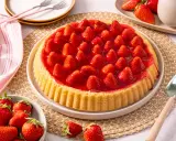 Ein köstlicher Obstboden mit frischen Erdbeeren und glänzender Gelee-Schicht. Perfekt für jedes Obstboden Rezept.