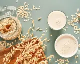 Haferflocken und Hafermilch. Achte auf das Haltbarkeitsdatum, denn auch Hafermilch kann schlecht werden.