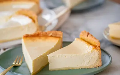 Zwei cremige Käsekuchenstücke auf einem grünen Teller, bereit zum Genießen. Perfekt für Ihre nächsten Kuchen Rezepte.