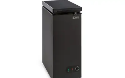 Schwarzer Klarstein Gefrierschrank mit Drehregler zur Einstellung der gefrierschrank temperatur.