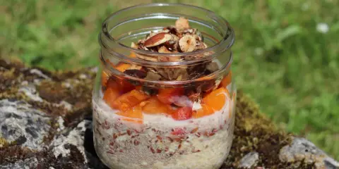 Veganes Overnight Oats im Glas mit Früchten und Nüssen, perfekt für einen gesunden Start in den Tag.
