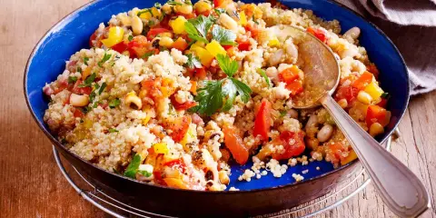Bunter Quinoa-Salat mit Bohnen, Paprika und Tomaten, eine köstliche Idee für Quinoa Rezepte.