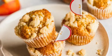 Saftige apfelmuffins mit knusprigen Streuseln, dekoriert mit süßen Apfel-Fähnchen. Ein Genuss für jeden Apfelliebhaber!