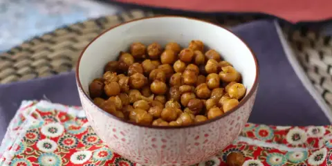 Geröstete Kichererbsen aus der Dose in einer Schale, perfekt für schnelle und leckere Rezepte.