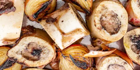 Gegrillte Rinderknochen mit karamellisierten Zwiebeln, bereit zum Rindfleisch kochen.