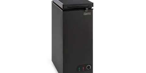 Schwarzer Klarstein Gefrierschrank mit Drehregler zur Einstellung der gefrierschrank temperatur.