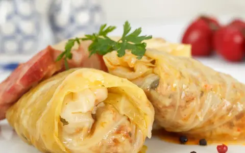 Herzhafte Sarma kroatisch, gefüllt mit Fleisch und Reis, serviert mit Speck und Petersilie. Ein Genuss!