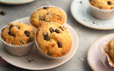 Saftige Schoko-Muffins, die nach einem einfachen Muffins Rezept gelingen. Perfekt für den Kaffeetisch.