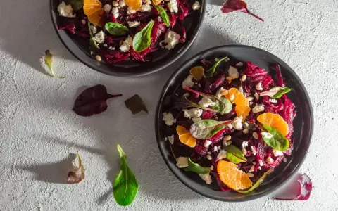 Rote Bete Salat mit Mandarinen, Feta und Pinienkernen – eine köstliche Kombination, die zeigt, was gut zu Salat passt.