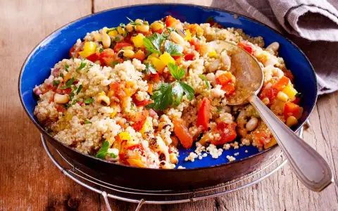 Bunter Quinoa-Salat mit Bohnen, Paprika und Tomaten, eine köstliche Idee für Quinoa Rezepte.