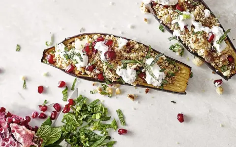 Gefüllte Aubergine mit Couscous, Granatapfelkernen und Minze. Ein köstliches Aubergine Rezept, das Lust auf mehr macht.